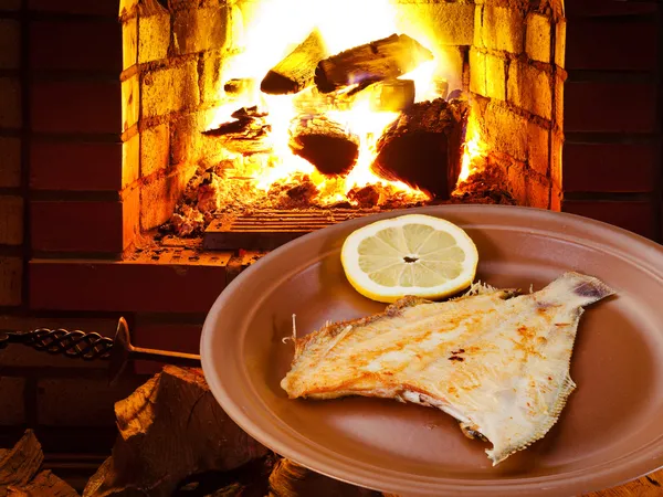 Pescado lenguado frito en el plato y fuego abierto en el horno — Foto de Stock