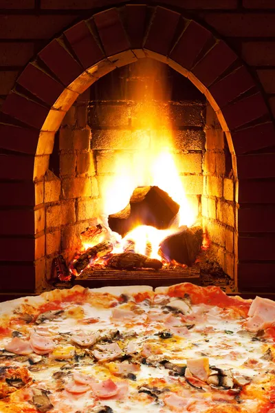 Pizza with ham, mushroom and open fire in stove — Stock Photo, Image
