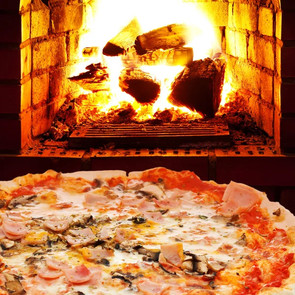 Pizza with ham, mushroom and open fire in oven — Stock Photo, Image