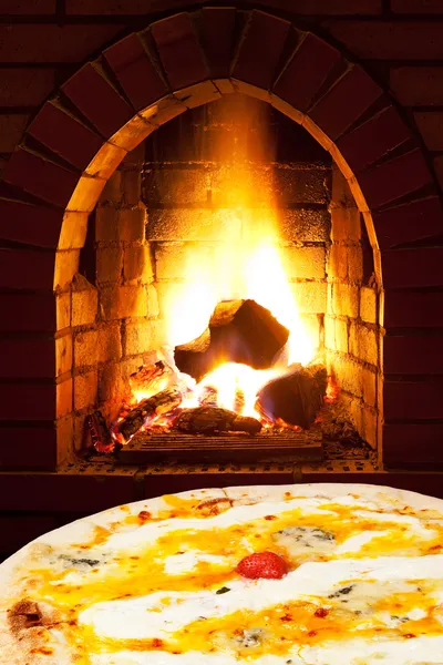 Pizza quatro formaggi e fogo aberto no fogão — Fotografia de Stock