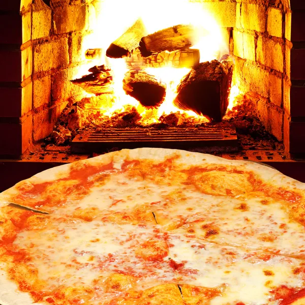 Pizza Margherita und offenes Feuer im Herd — Stockfoto