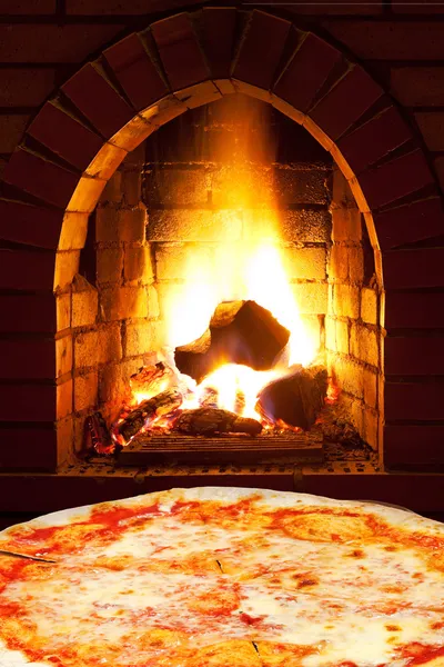 Pizza margherita and open fire in oven — Stock Photo, Image