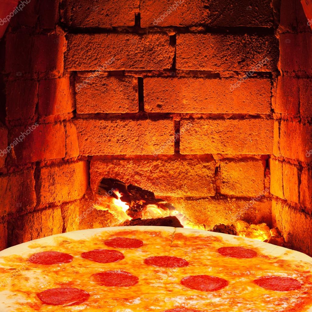 Salam ve sıcak tuğla duvar fırın pizza — Stok Foto © vvoennyy 39782983