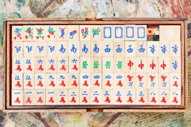 ahşap mahjong döşeme kutusunda ayarlayın