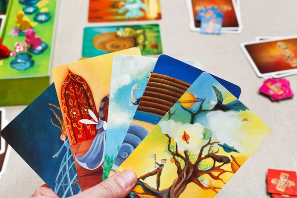 Jogar no jogo de cartas Dixit — Fotografia de Stock