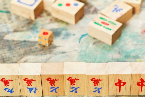 Piastrelle di legno da vicino nel gioco mahjong — Foto Stock