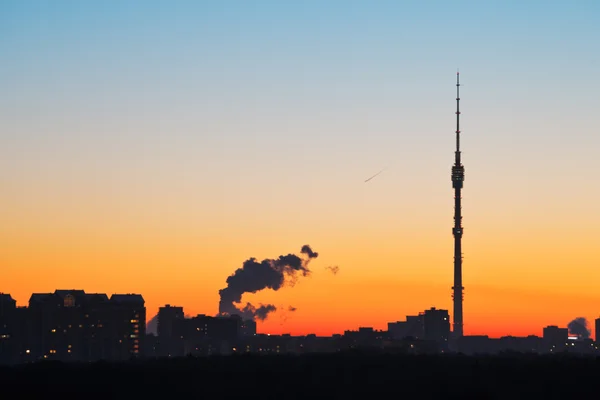 Torre de TV de Moscou e nascer do sol azul e laranja — Fotografia de Stock