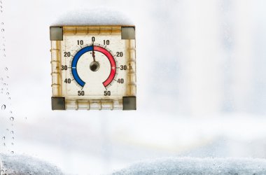kış günü çözdürme içinde ev pencere termometre