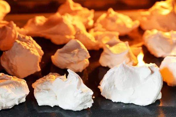 Merengue de sobremesa de cozimento em bandejas de forno — Fotografia de Stock