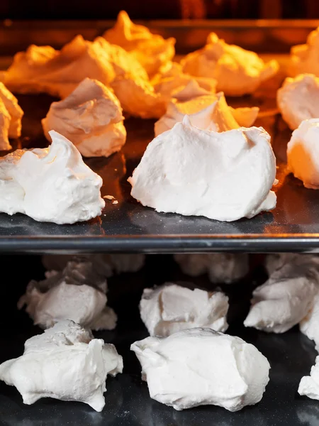 Cozimento de merengue de sobremesa doce em bandejas de forno — Fotografia de Stock