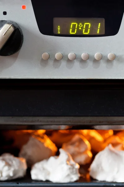 Koken van zoet dessert meringue in oven — Stockfoto