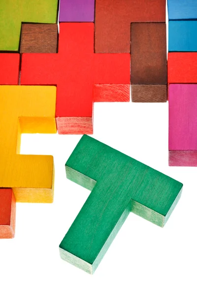 Pezzo a forma di T in puzzle multicolore in legno — Foto Stock