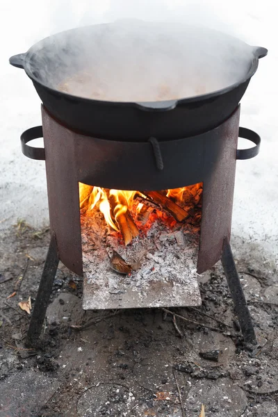 Cozinhando guisado no braseiro móvel ao ar livre — Fotografia de Stock