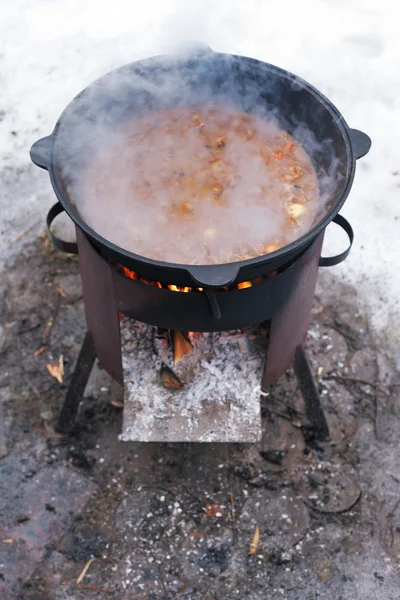 Mat stuvad i kitteln på mobila brazier — Stockfoto