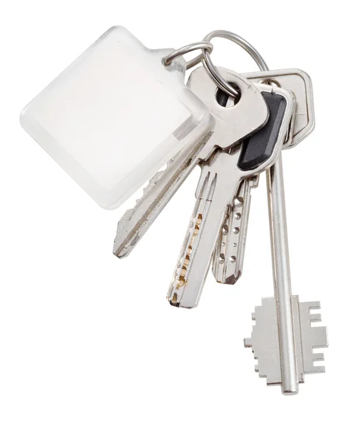 Mazzo di chiavi di casa su anello e portachiavi — Foto Stock