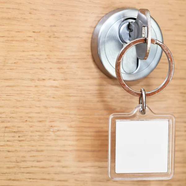 Κλειδί με κενό τετράγωνο keychain στην κλειδαριά από κοντά — Φωτογραφία Αρχείου