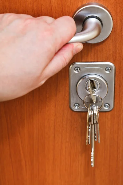 Abertura de casa porta e monte de chaves — Fotografia de Stock