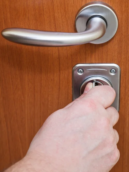 Stängning hem dörren med nyckeln — Stockfoto