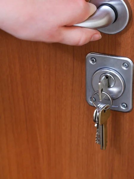 Abrindo a porta do apartamento e monte de chaves — Fotografia de Stock