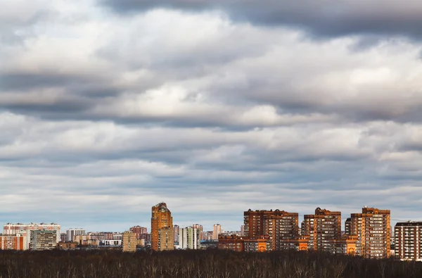 Case urbane sotto nuvole grigie blu — Foto Stock
