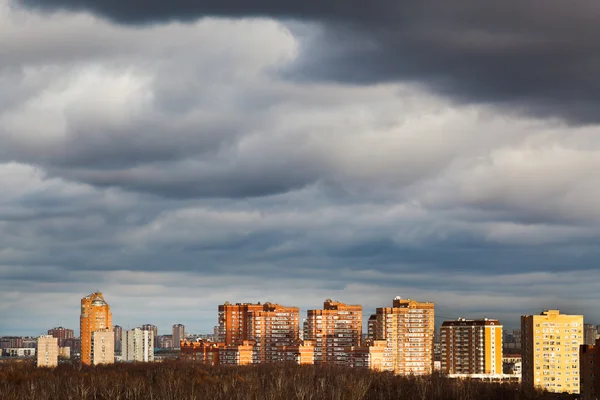 Case urbane illuminate da travi al tramonto — Foto Stock