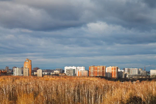 Parco urbano e case illuminate dal sole al tramonto — Foto Stock