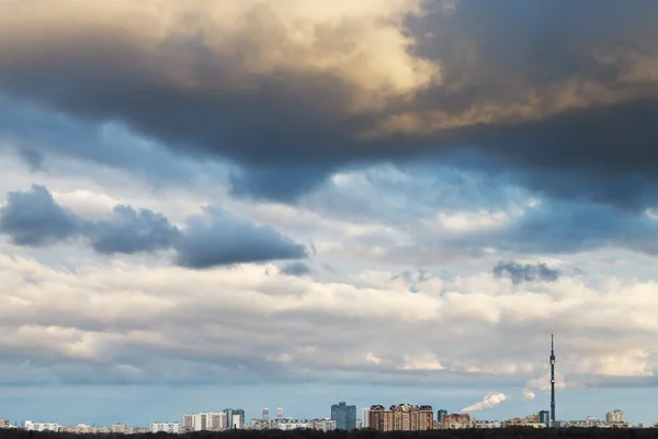 Skyline with clouds in dark blue evening sky — Stock Photo, Image