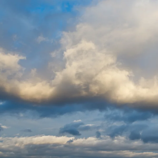 Wolken in blauwe winter sky — Stockfoto