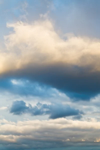 Wolken in blauwe winter hemel in avond — Stockfoto