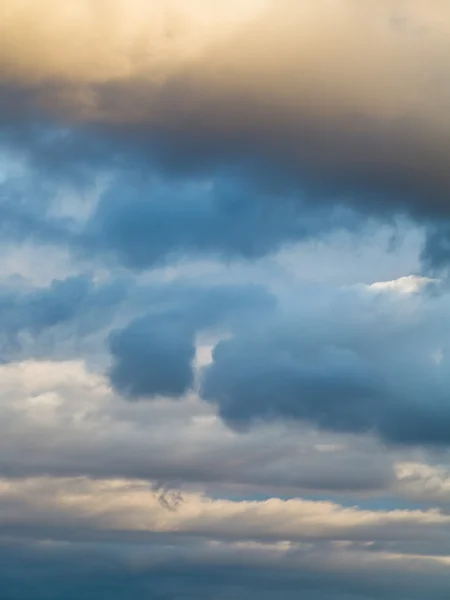 Camadas de nuvens cumulus no céu azul — Fotografia de Stock