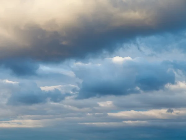 Azul inverno noite céu nublado — Fotografia de Stock