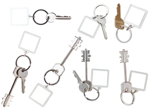 Coleção de chaves no anel com chaveiro em branco — Fotografia de Stock