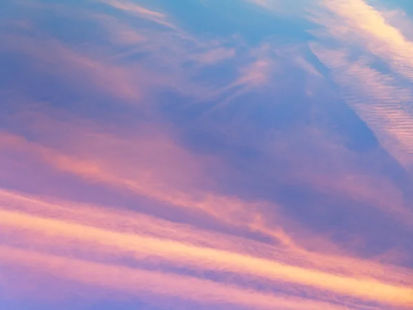 Nuvens de pôr do sol rosa no céu azul à noite — Fotografia de Stock