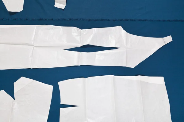 Бумажная модель платья на ткани для резки — стоковое фото
