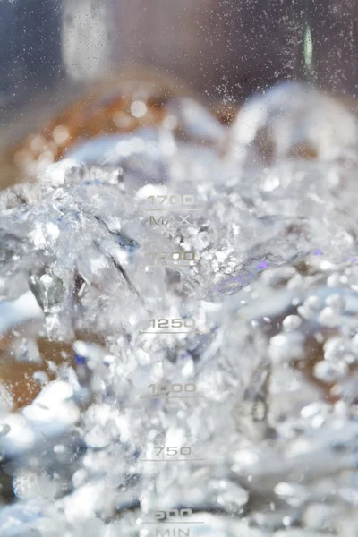 Кипящая вода в стеклянном электрочайнике — стоковое фото