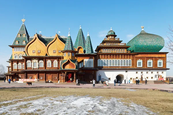 Fasáda velké dřevěné paláce v KOLOMENSKÁ památková rezervace – — Stock fotografie