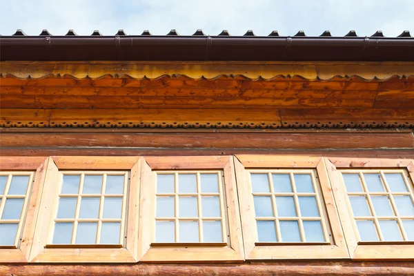 Fenster des Holzblockhauses — Stockfoto