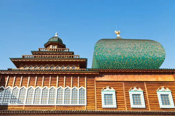 Windows velké dřevěné paláce v KOLOMENSKÁ památková rezervace – — Stock fotografie