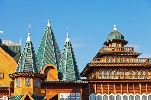 Zdobené věže a střechy velký dřevěný palác — Stock fotografie