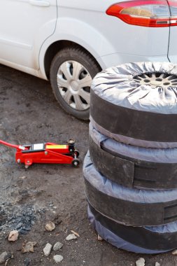 araba lastikleri değiştirilmesi için hazırlık