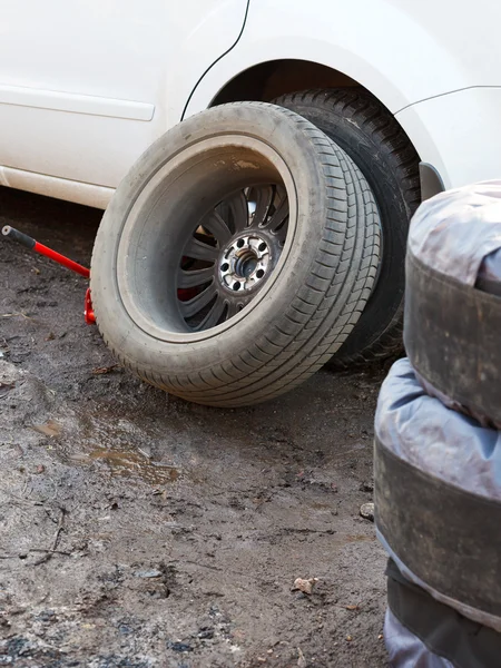 Sostituzione di pneumatici per auto - montaggio di pneumatici — Foto Stock