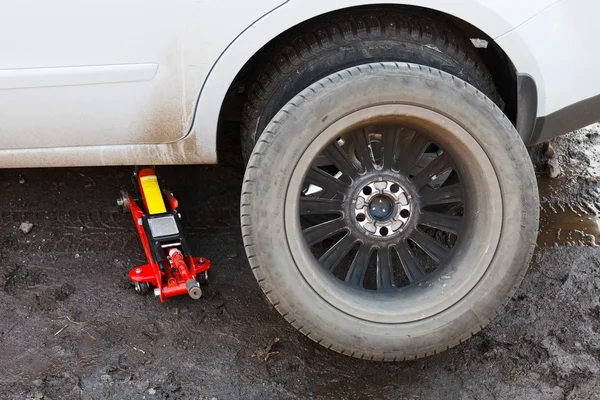 Remplacement des pneus de voiture - roue de préparation — Photo