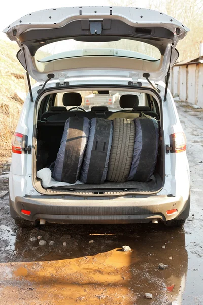 Jeu de pneus en botte de voiture — Photo