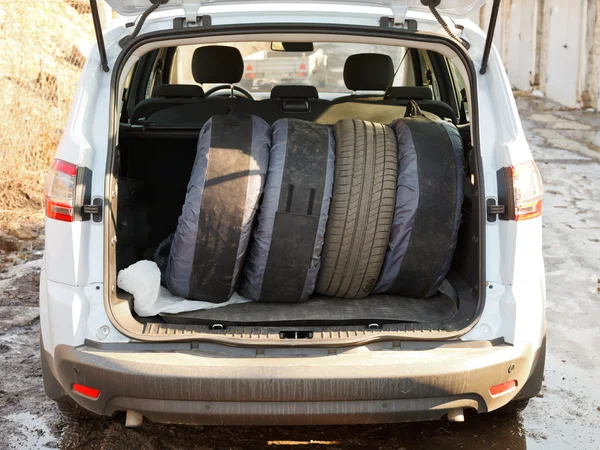 Sada pneumatik v kufru auta — Stock fotografie