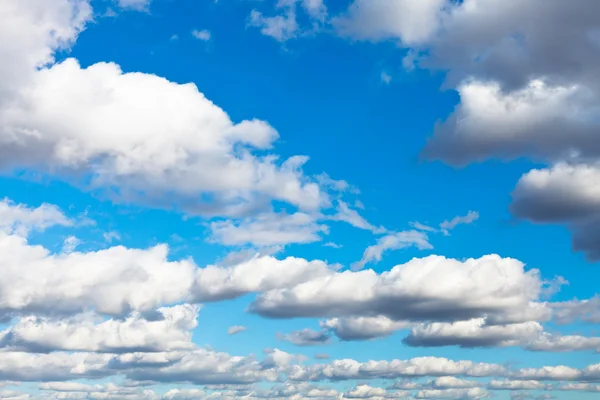 Bílá woolpack mraky modré obloze — Stock fotografie