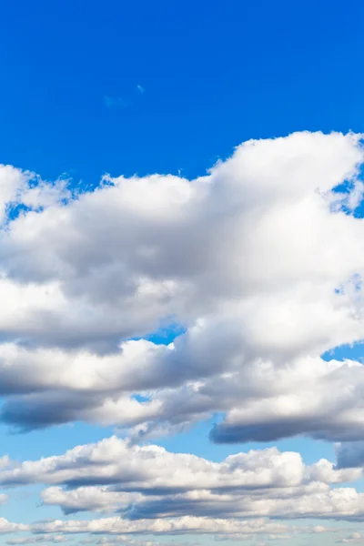 Mavi bahar gökyüzü beyaz bulutlar — Stok fotoğraf