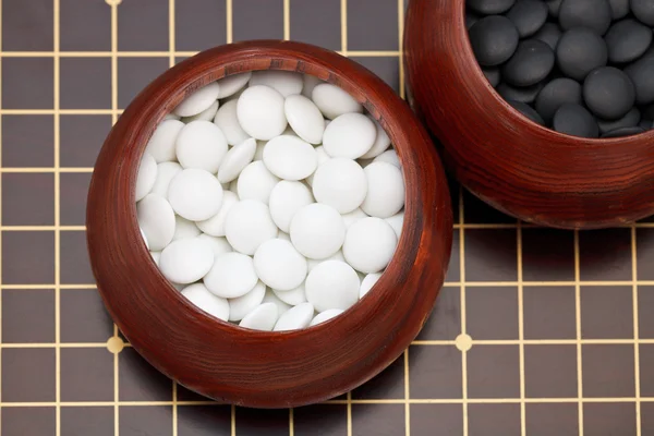 White go double convex yunzi stones in wooden bowl — Stock Photo, Image