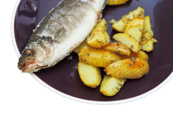 Peixe cozido no forno e batatas fritas no prato — Fotografia de Stock