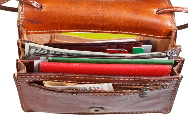 Espèces, cartes de crédit, documents dans un petit sac ouvert — Photo