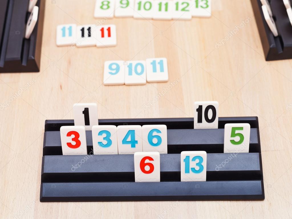 Rek van rummikub bordspel spelen ? Stockfoto